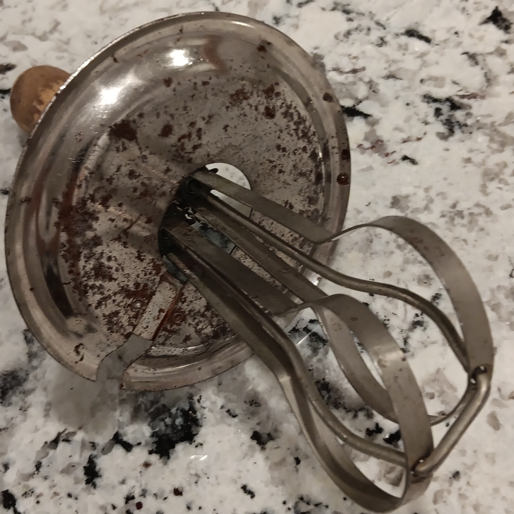 Vintage Hand Mixer With Lid - Picture 3 of 3